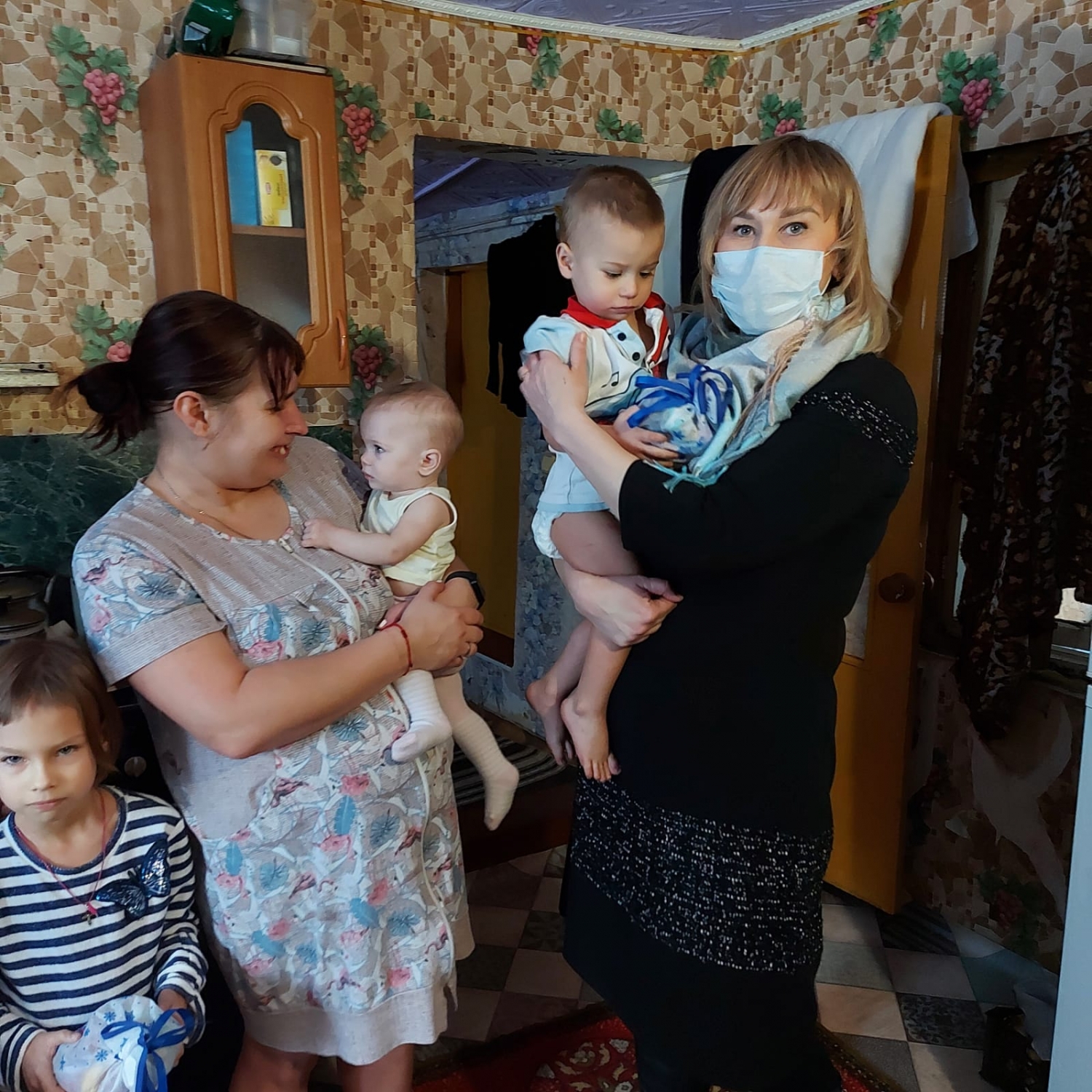 Елена Рогова передала новогодние подарки многодетным семьям и жителям Пензенской области, находящимся в трудной жизненной ситуации 