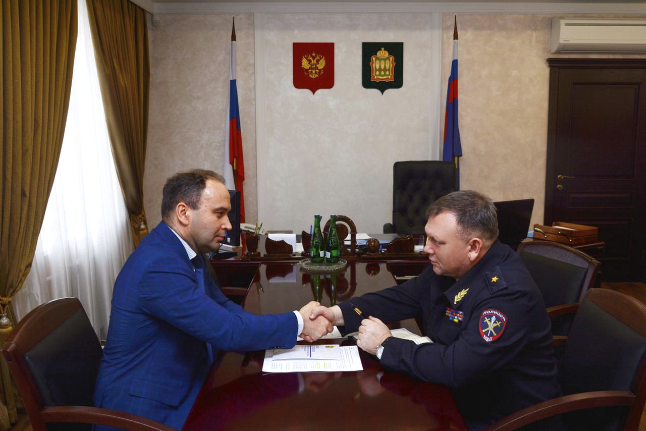 Владимир Фомин провел рабочую встречу с начальником регионального УМВД России